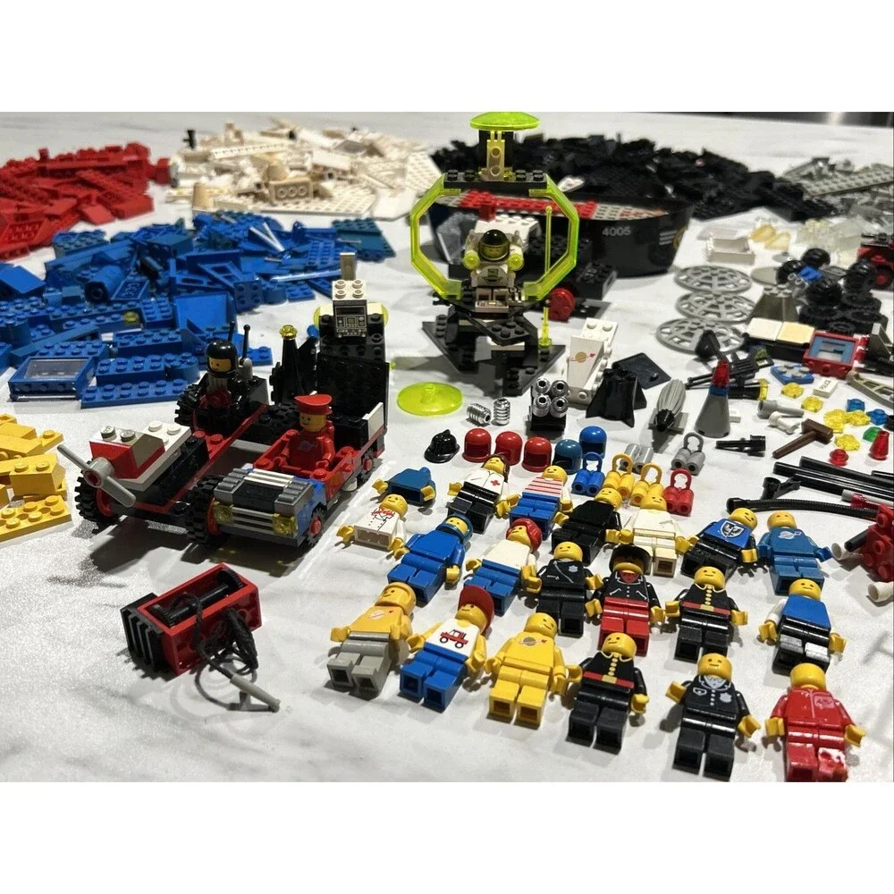 Vintage LEGO Mix Lot Classic Space Astronaut Spaceman Mini Figures Street Signs